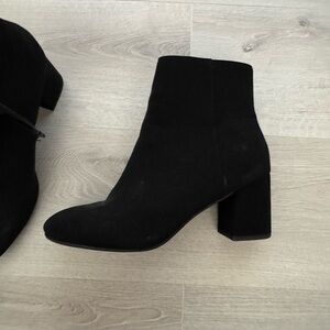 black heeled short cut boot